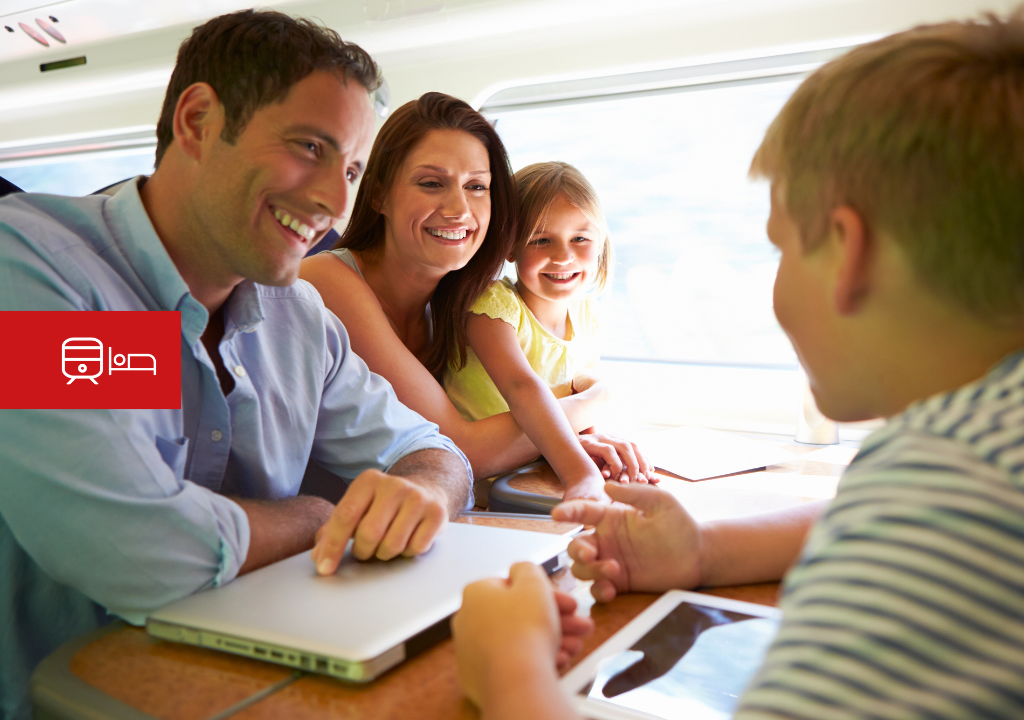 Familia sonriendo y charlando en el interior de un tren. Icono de tren y cama en rojo.