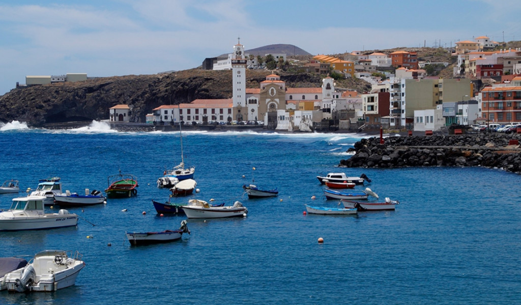 Puerto con barcos frente a la Basílica de Candelaria, Tenerife.
