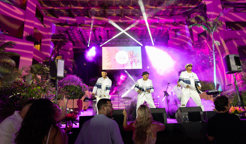 Actuación musical en un evento nocturno en hotel de Tenerife.