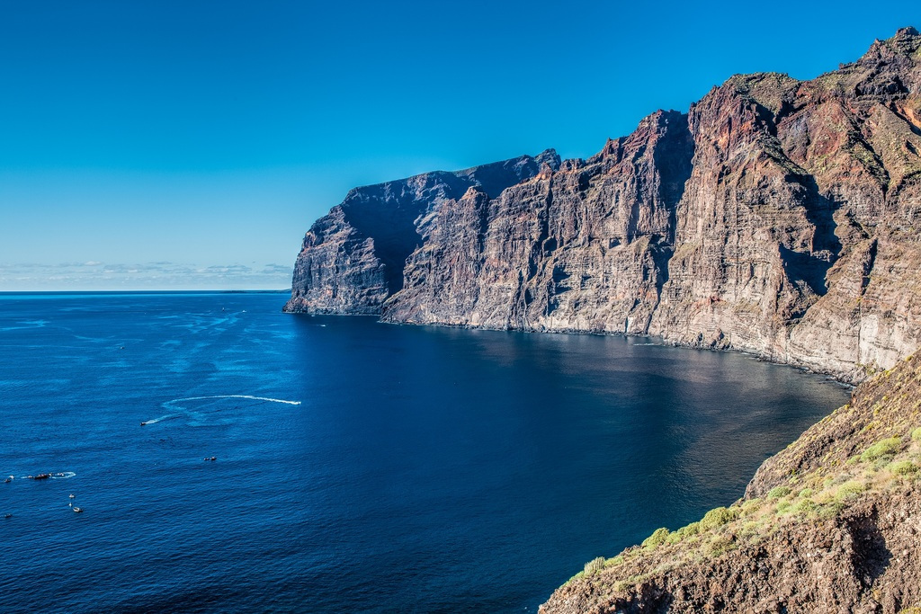 Acantilados de Los Gigantes en Tenerife junto al océano azul.