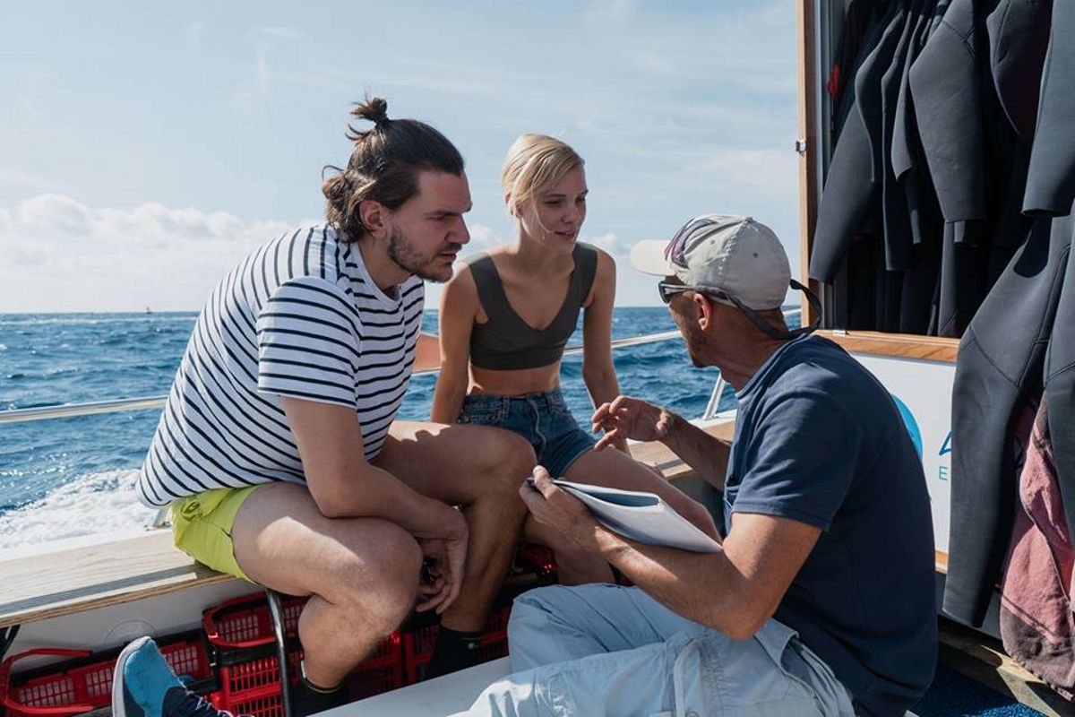 Personas conversando en un bote, cerca de la costa de Tenerife.