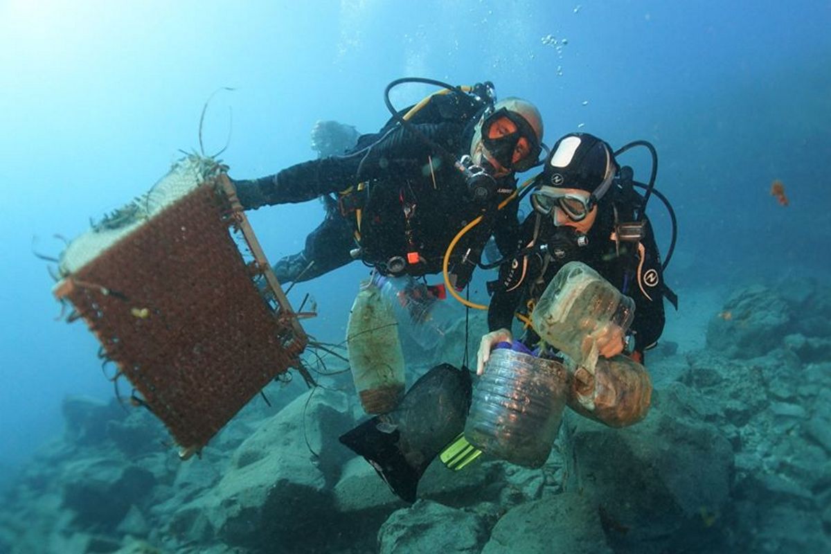 Buzos removiendo basura del fondo marino cerca de Tenerife.