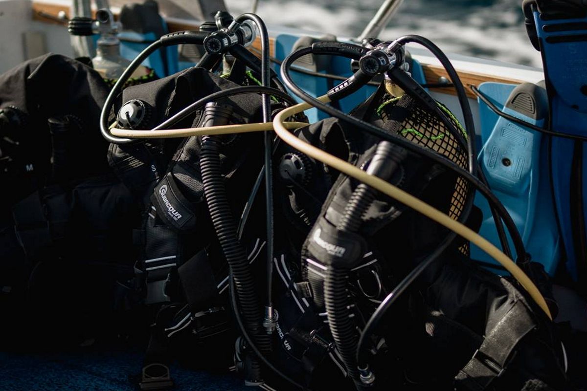 Equipos de buceo en un bote cerca de la costa de Tenerife.