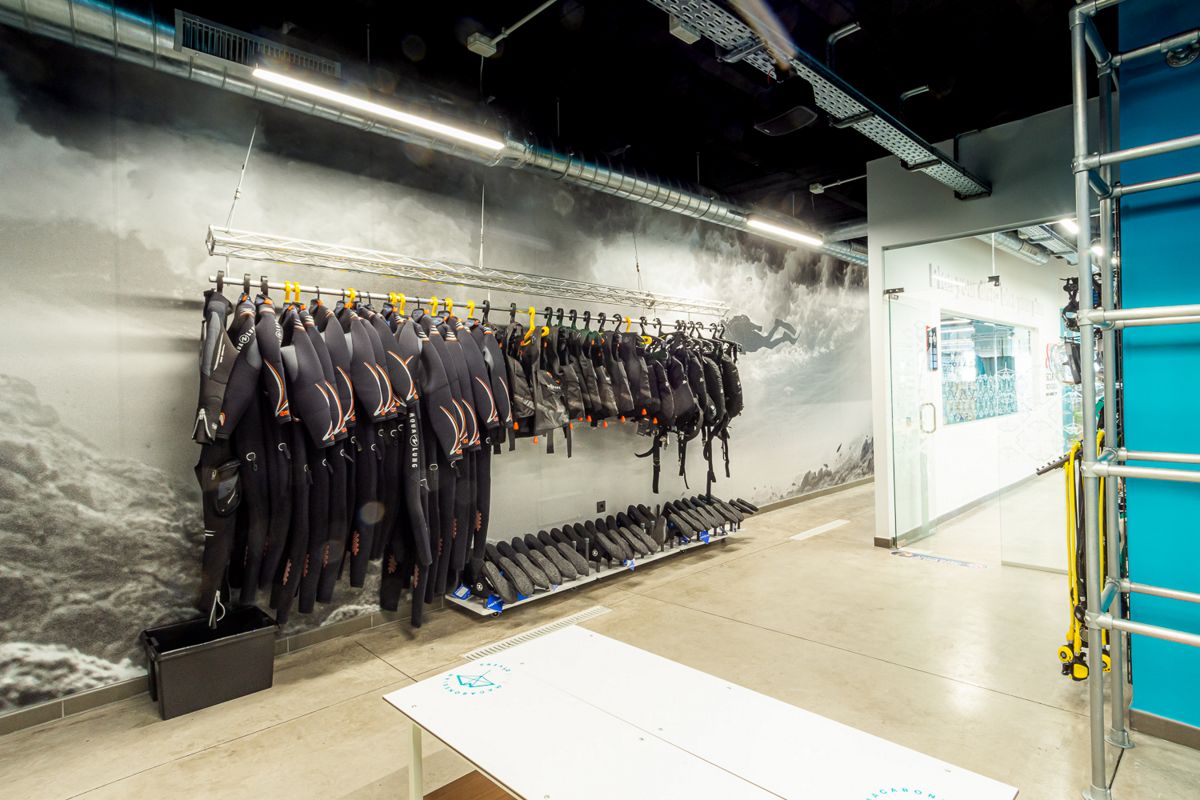 Trajes de neopreno colgados en local de buceo en Tenerife.