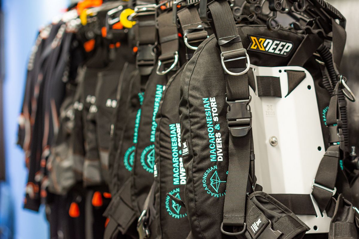Equipo de buceo con logo de Macaronesian Divers & Store en Tenerife.
