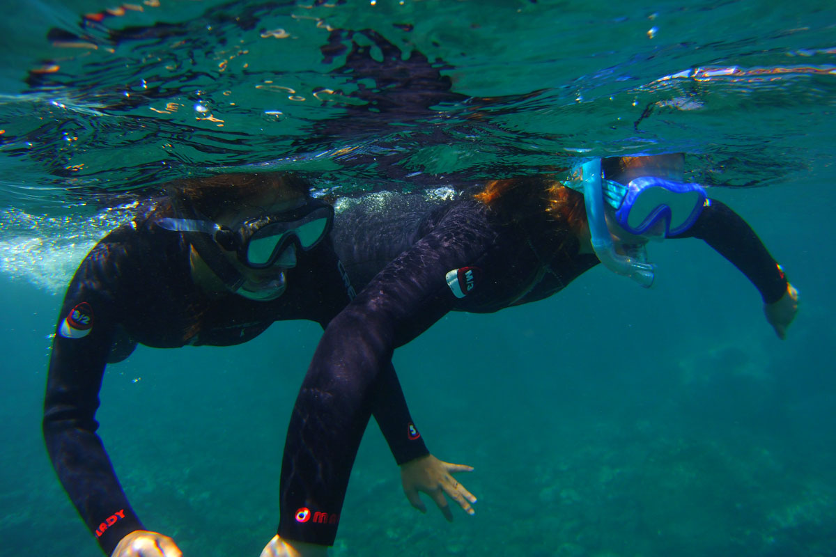 Dos personas practicando snorkel en las aguas de Tenerife.