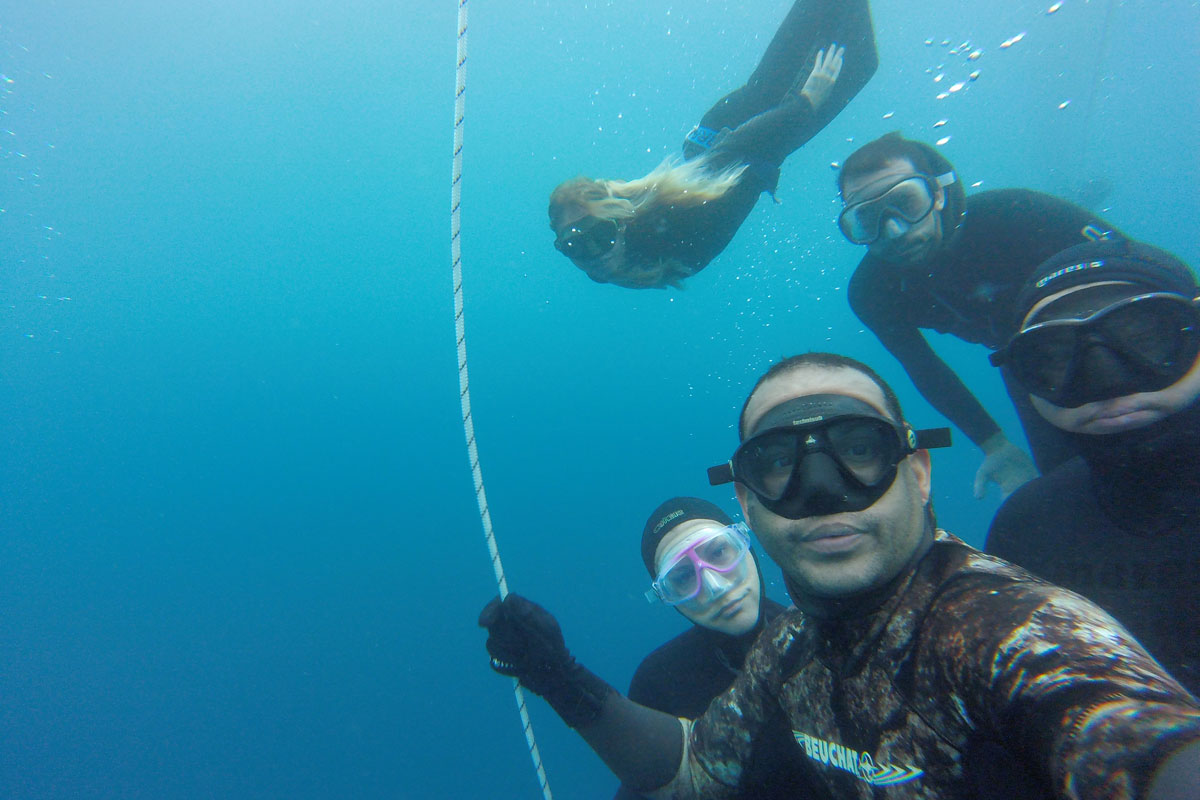 Personas buceando con equipo de snorkel en aguas de Tenerife.