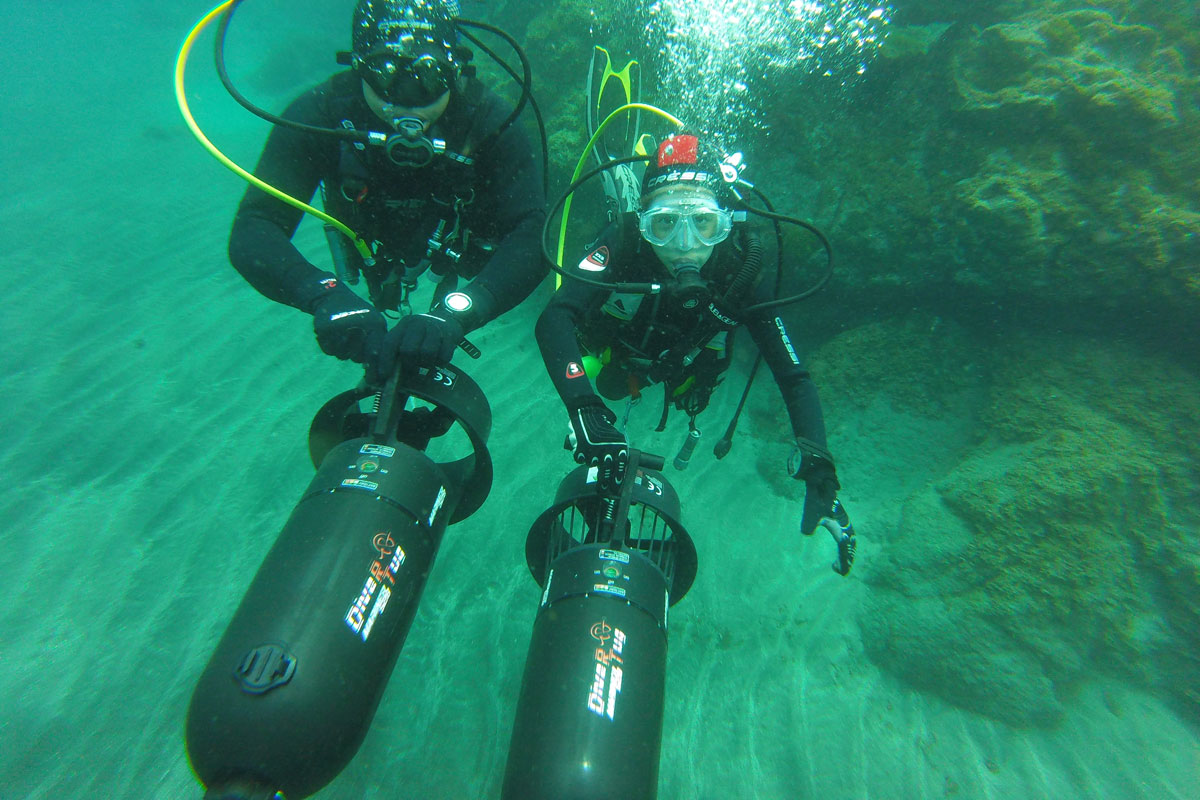 Submarinistas con equipo de buceo propulsor en las aguas de Tenerife.