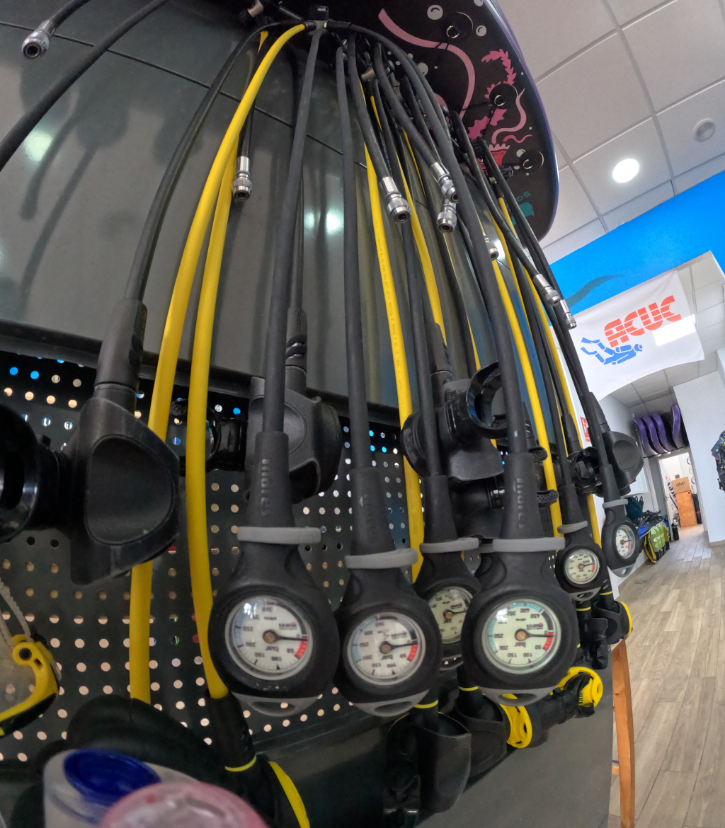 Reguladores de buceo en una tienda de buceo en Tenerife.