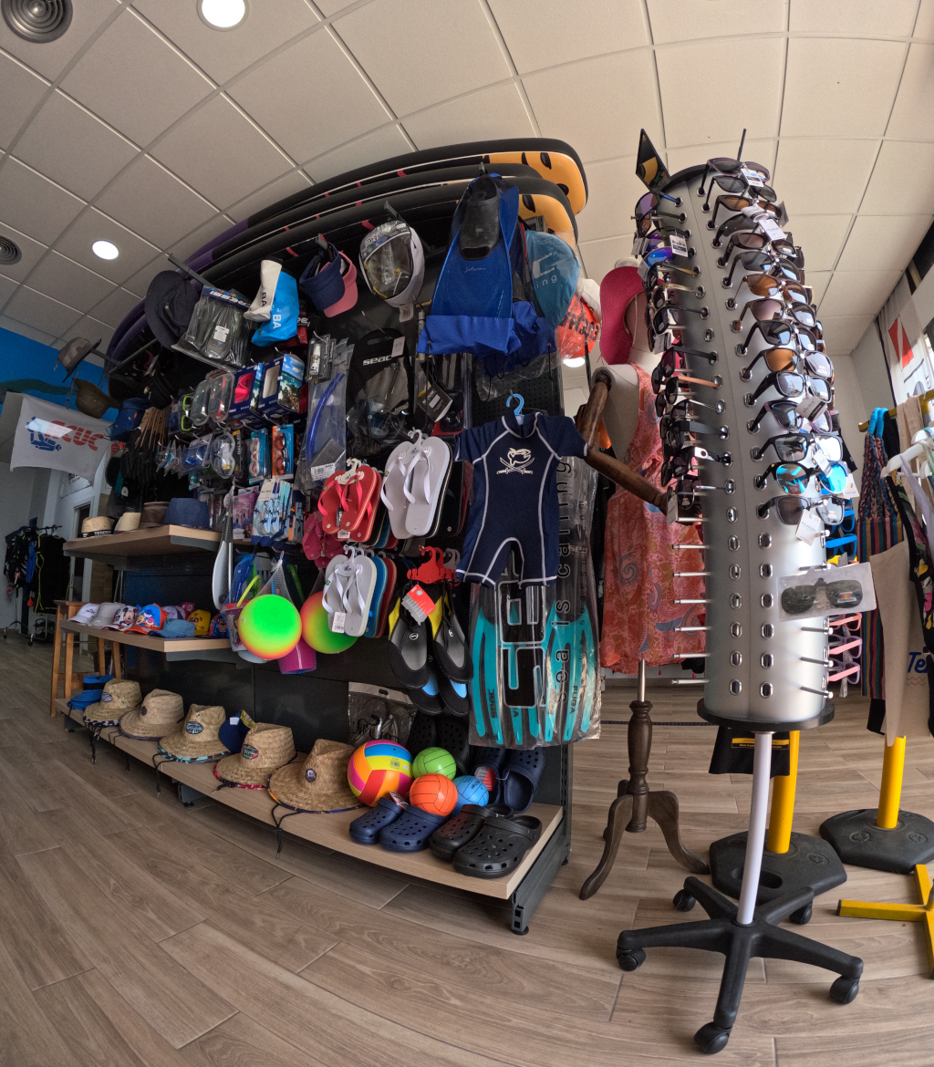 Tienda en Tenerife con artículos de playa, aletas, chanclas, gafas de sol y pelotas.