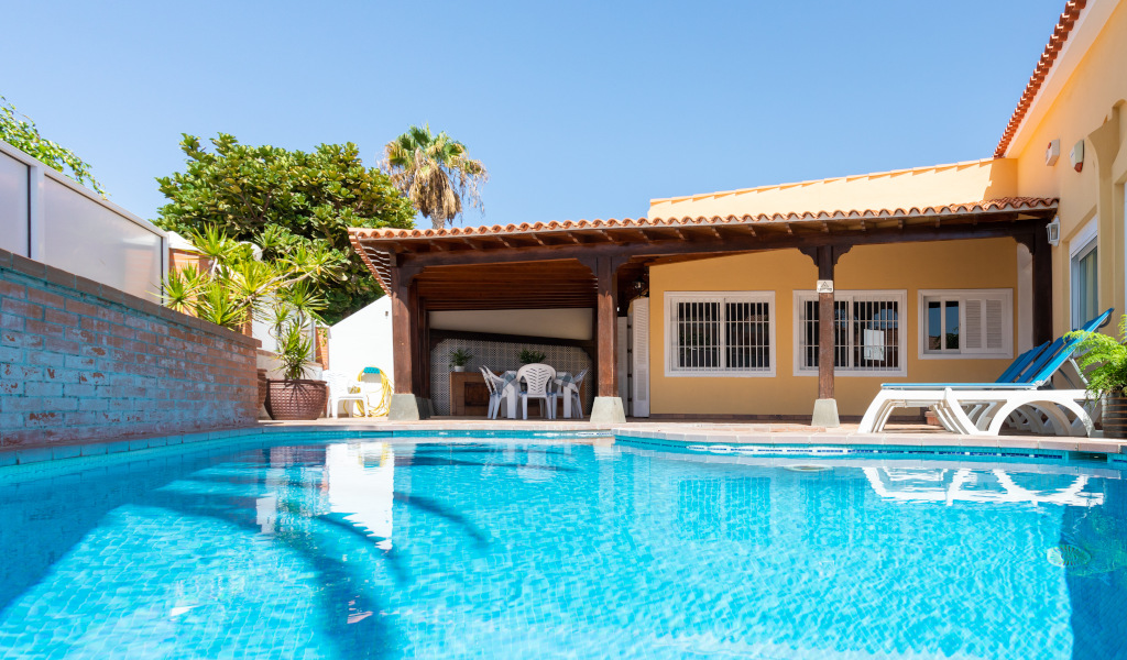 Piscina al aire libre en una casa con terraza en Tenerife.