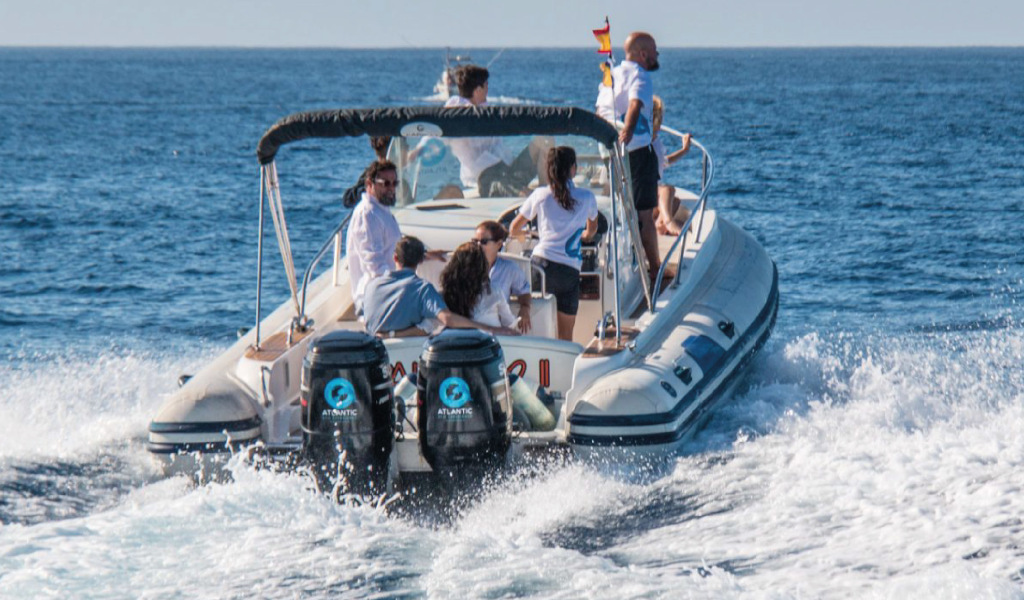 Personas navegando en lancha motora en el mar cerca de Tenerife.