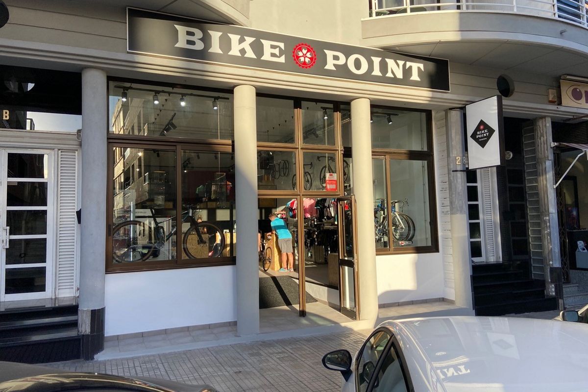 Tienda Bike Point en Tenerife con bicicletas expuestas en el escaparate.