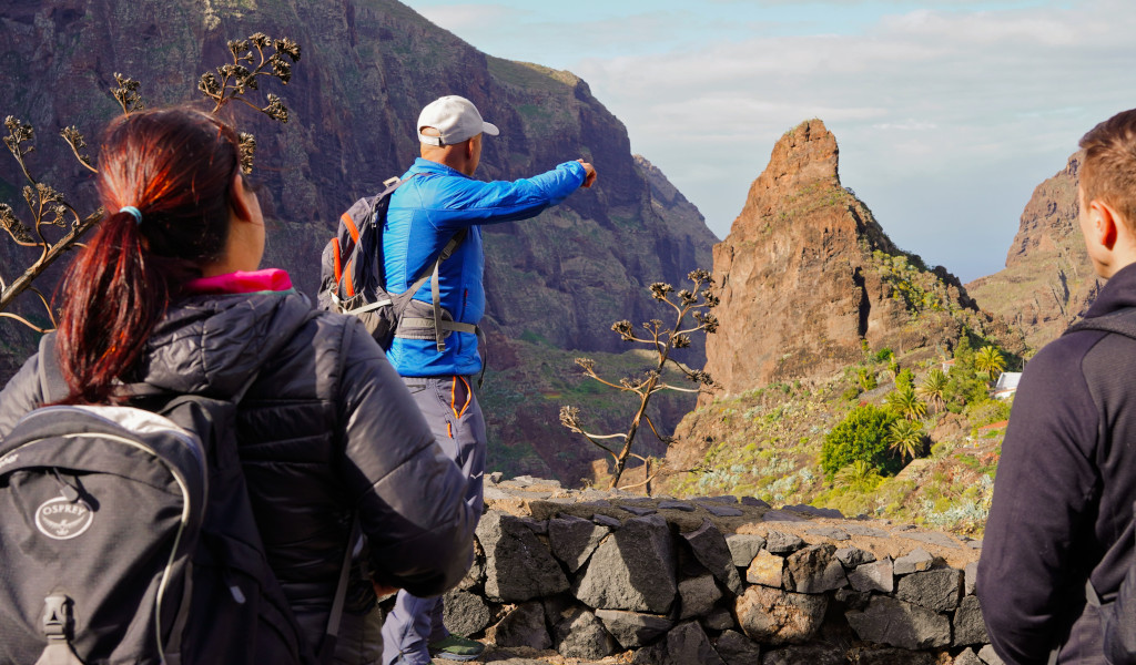 Excursionistas observan el paisaje montañoso en Masca, Tenerife.
