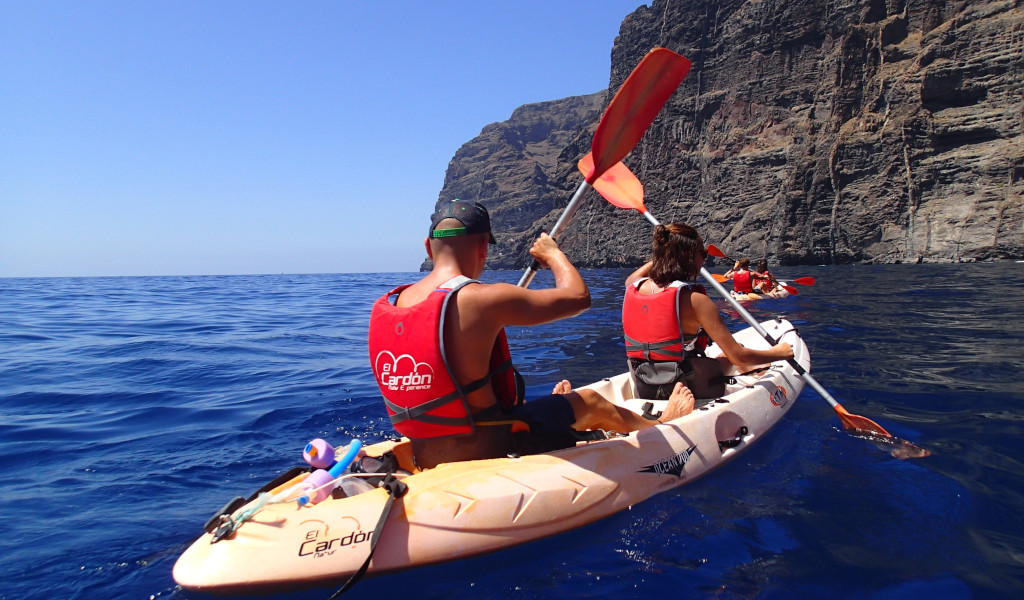 Personas remando en kayak cerca de los acantilados de Los Gigantes, Tenerife.