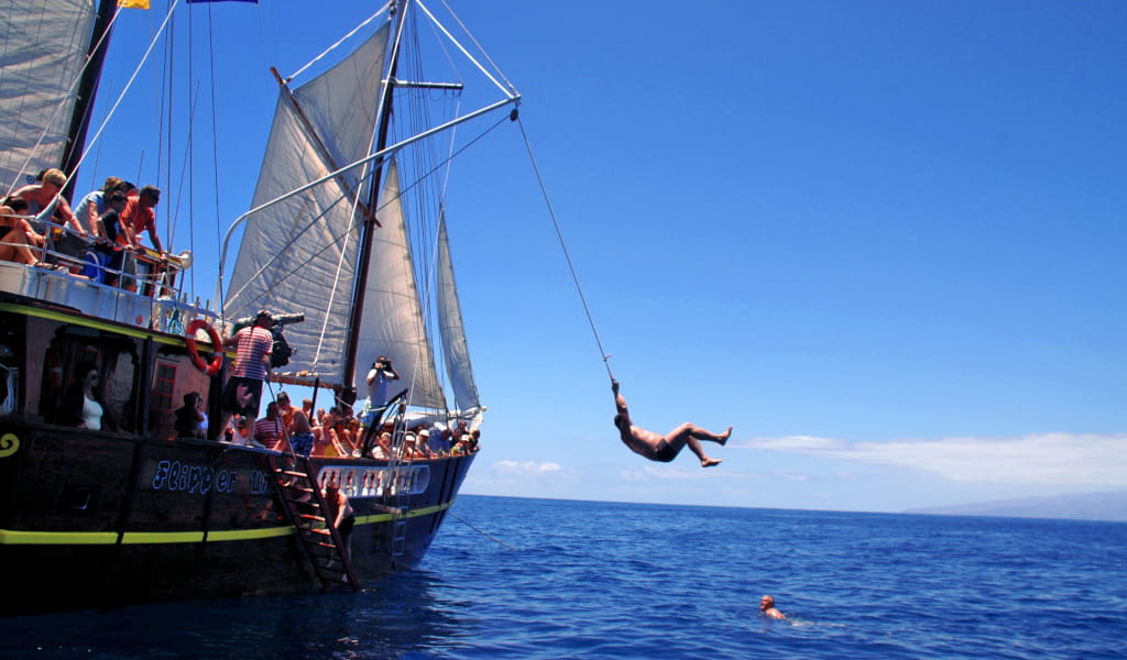 Persona salta desde barco turístico al mar en la costa de Tenerife.