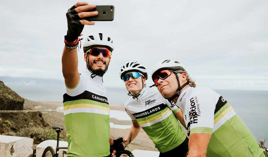 Ciclistas tomando una selfie en una carretera de montaña en Tenerife.