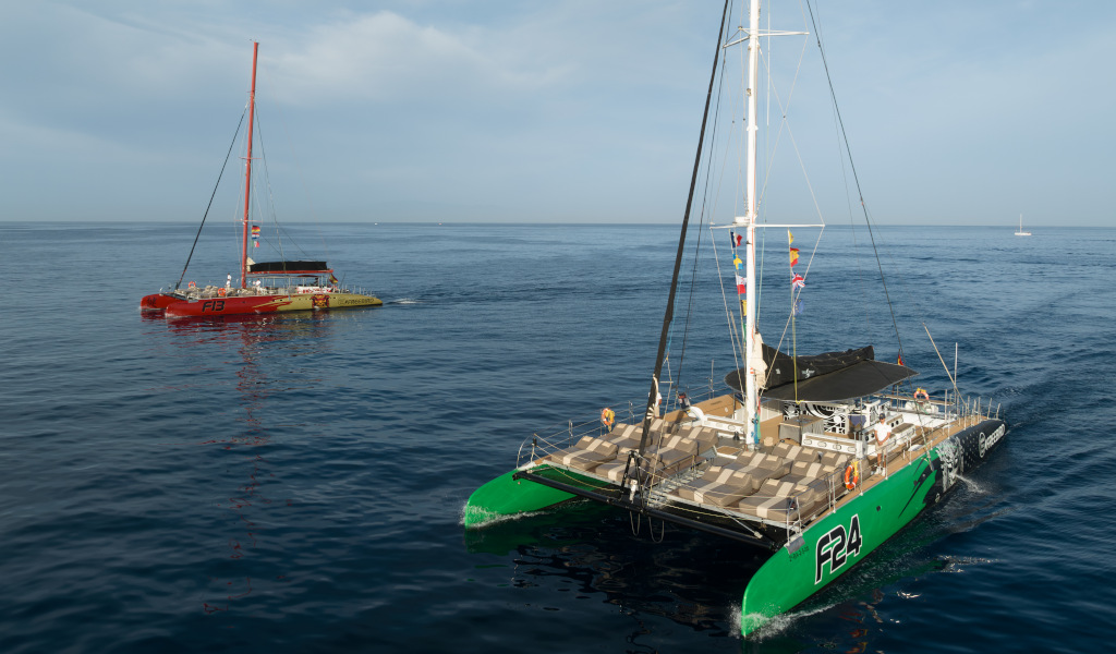 Catamaranes F13 y F24 navegando en el mar cerca de Tenerife.