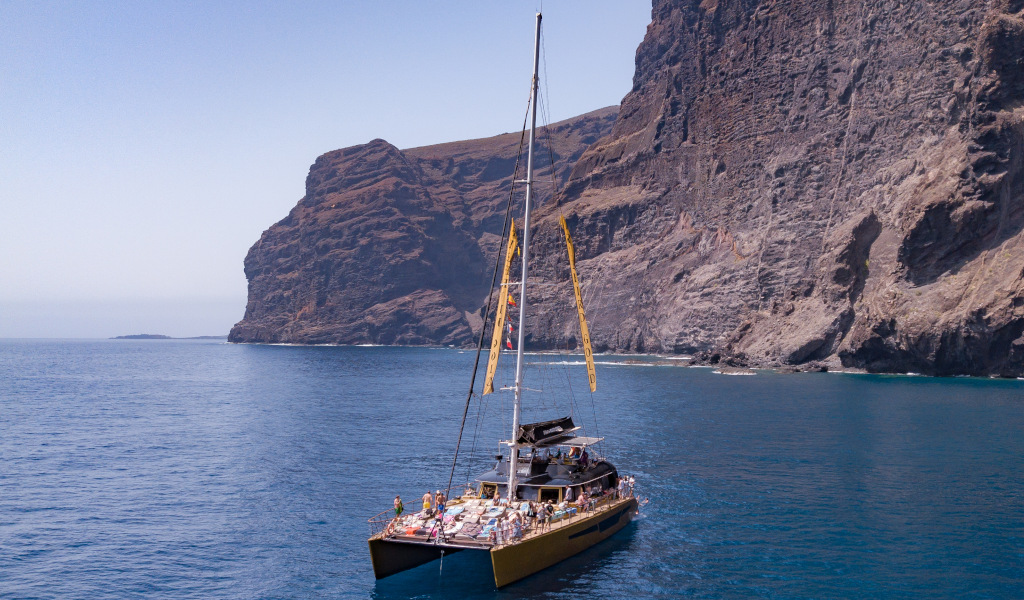 Catamarán navegando cerca de los acantilados de Los Gigantes en Tenerife.