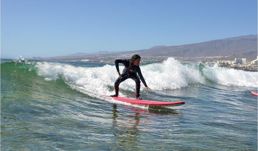 Persona surfeando una ola en Playa de Las Américas, Tenerife.