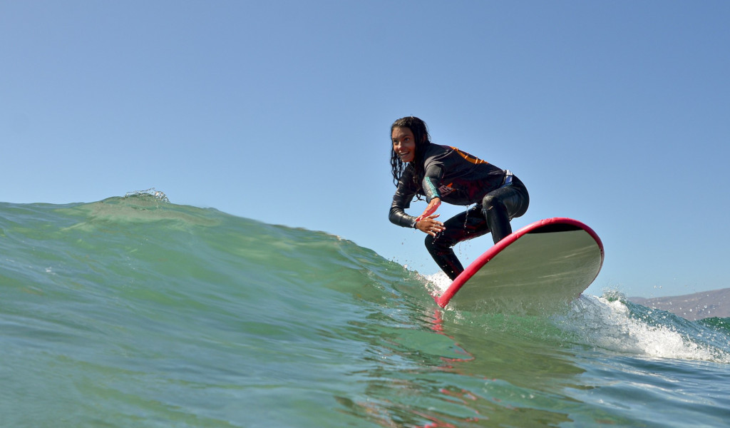 Surfista montando una ola en aguas de Tenerife.