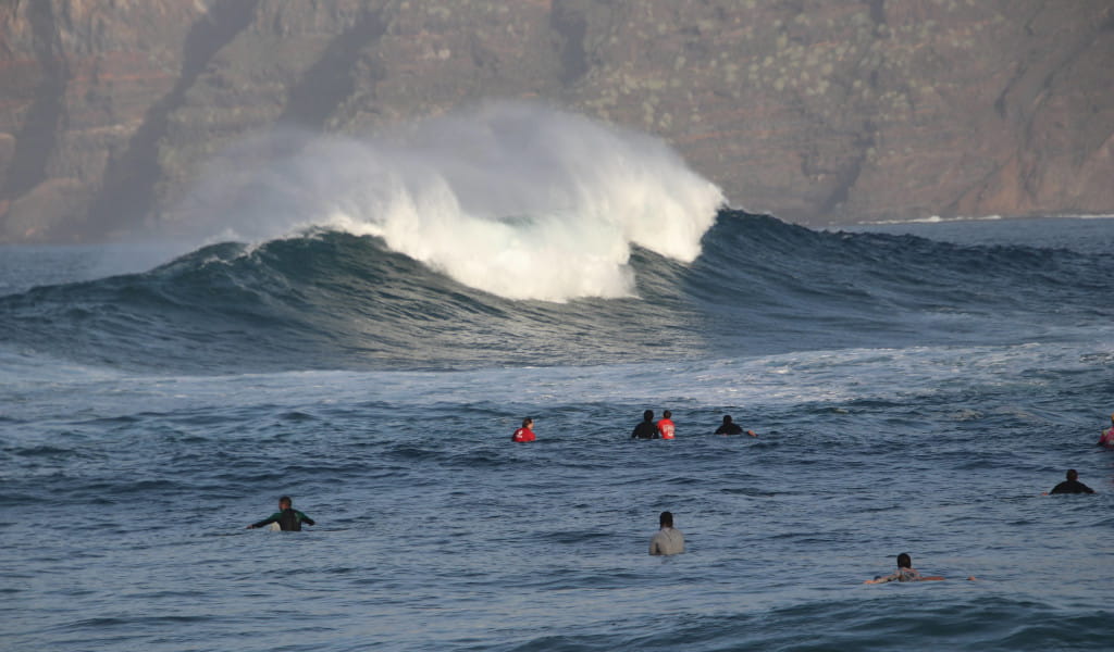 Surfistas esperando una ola grande en Garachico, Tenerife.