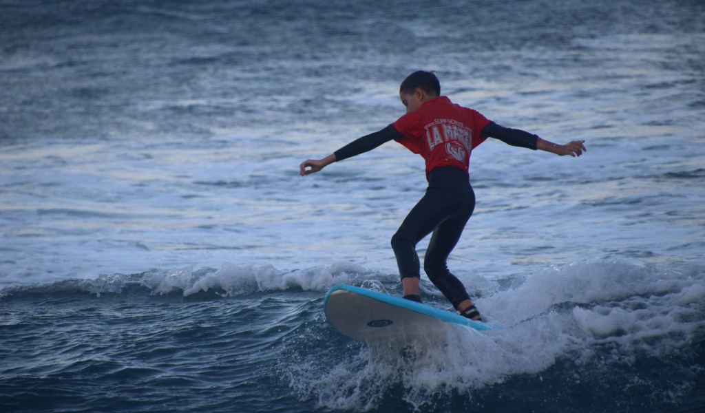 Surfista en acción sobre una ola en La Marea, Tenerife.