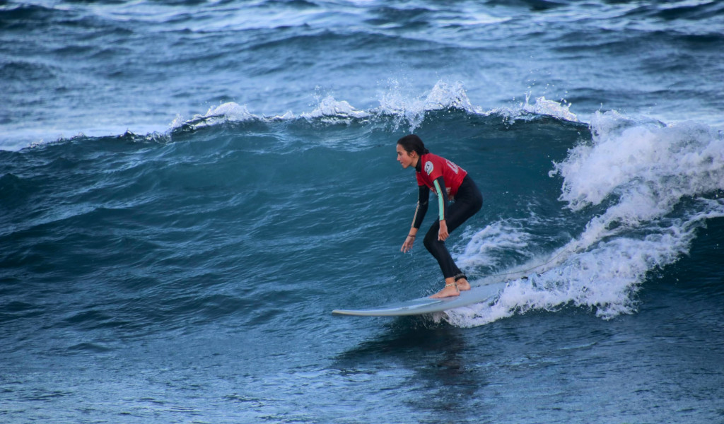 Surfero montando una ola en Tenerife.