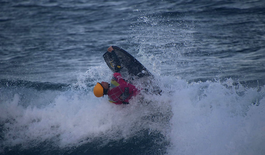Surfista haciendo acrobacia en el agua en Tenerife.