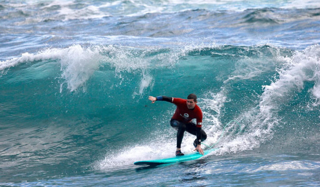 Surfista montando una ola en la playa de Tenerife.