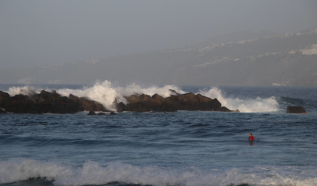 Oleaje rompiendo contra rocas en el mar en Puerto de la Cruz, Tenerife.