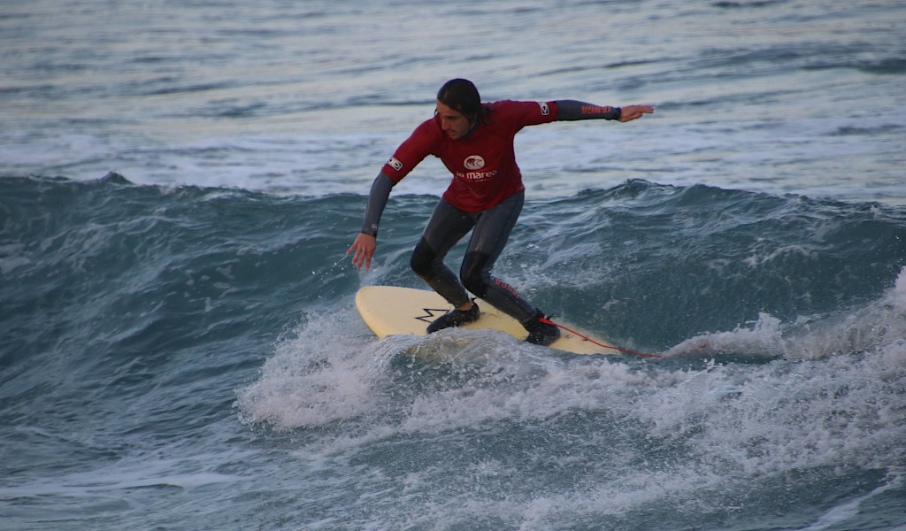 Surfista en una ola frente a la costa de Tenerife.