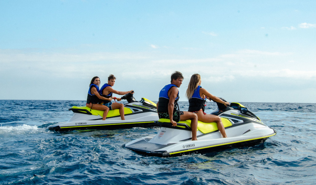 Personas conduciendo motos acuáticas en el mar cerca de Tenerife.