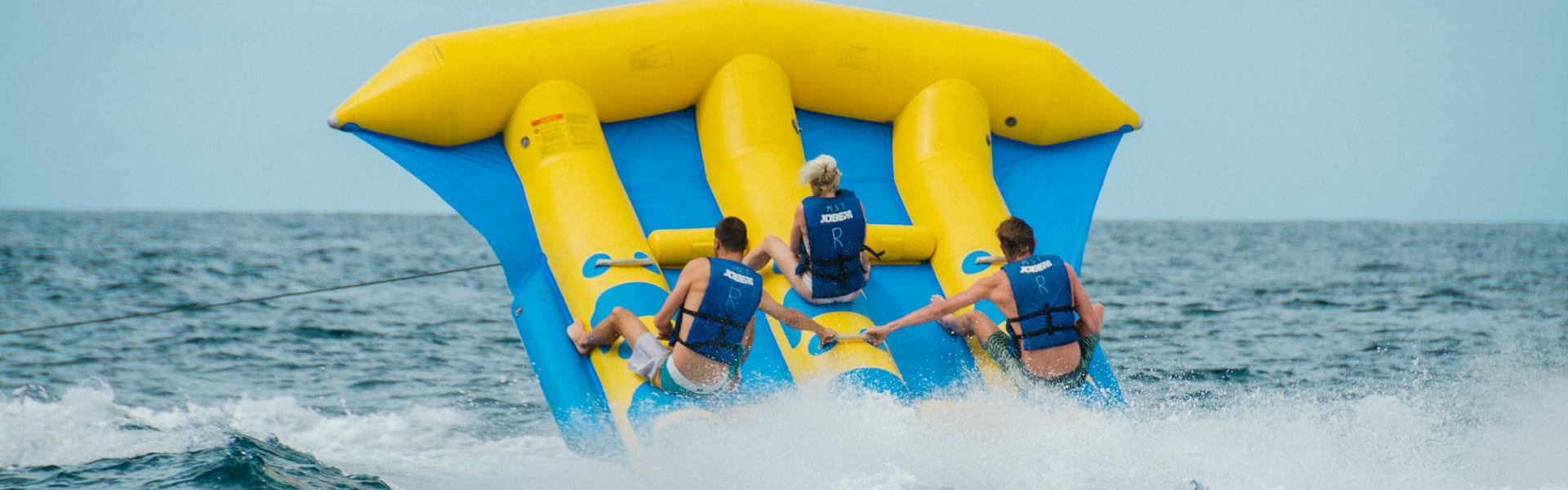 Personas sobre colchoneta acuática