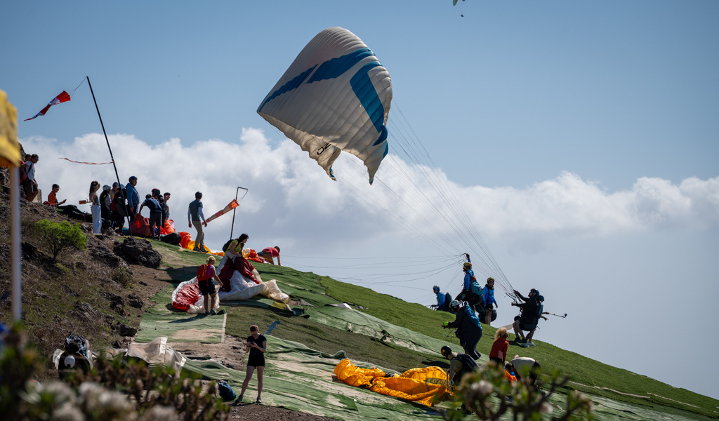 Personas preparándose para volar en parapente en Tenerife.
