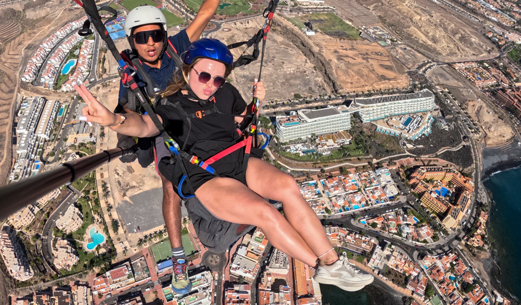 Parapente sobre Costa Adeje en Tenerife.