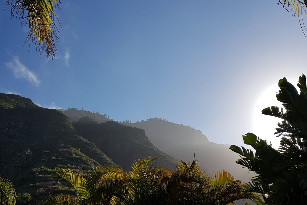 Montañas iluminadas por el sol al amanecer en Tenerife.
