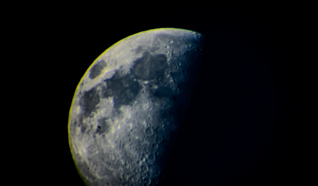 La luna en fase creciente vista desde Tenerife.