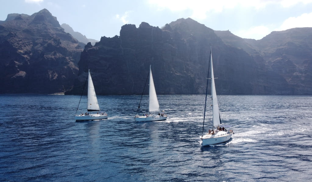 Veleros navegando cerca de los acantilados de Los Gigantes en Tenerife.