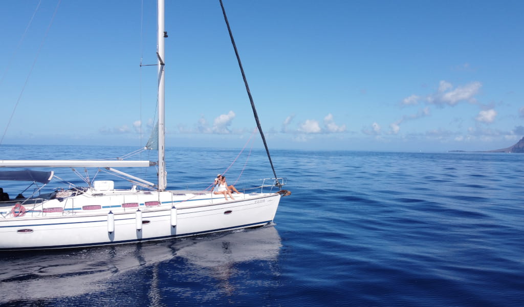 Velero navegando en aguas de Tenerife bajo un cielo despejado.