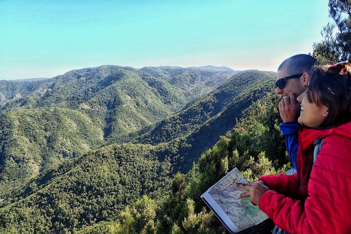 Dos personas observan un mapa en la montaña de Anaga, Tenerife.