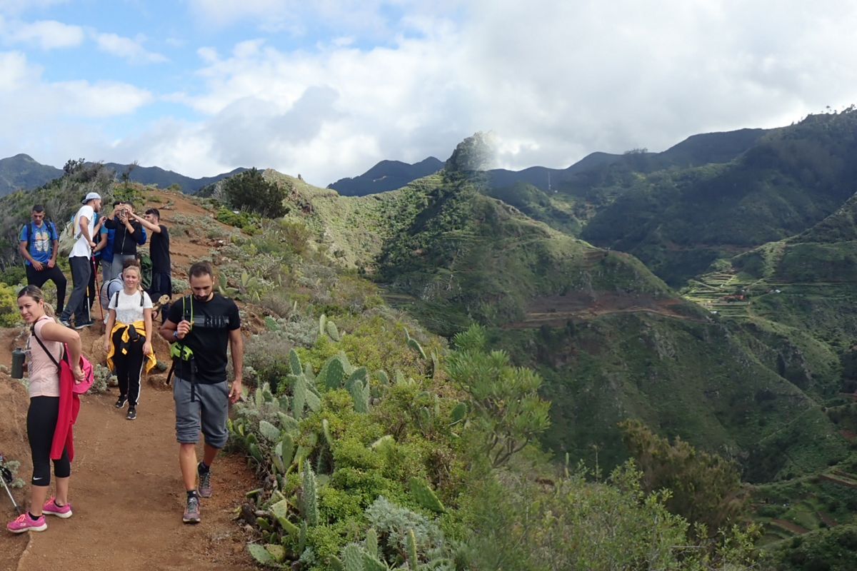 Sendero con personas caminando en el Parque Rural de Anaga, Tenerife. Montañas al fondo.