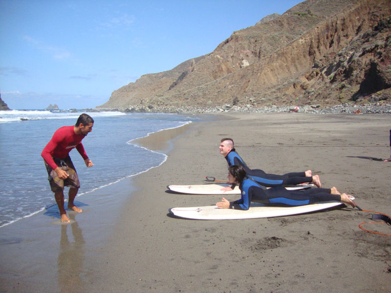 Instrucción de surf en Playa de Benijo, Tenerife.