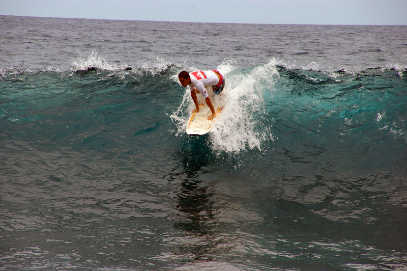 Surfista montando una ola en Tenerife.