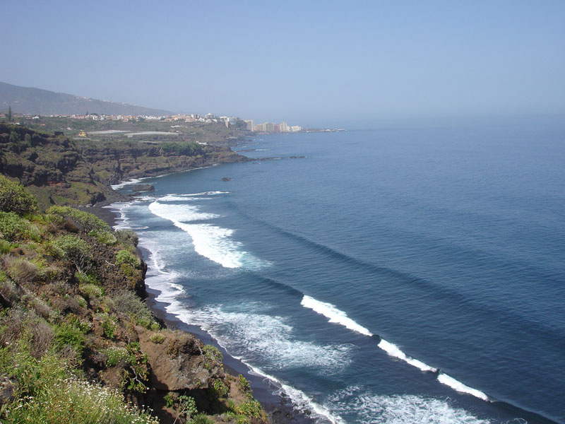 Costa rocosa y mar en Puerto de la Cruz, Tenerife.