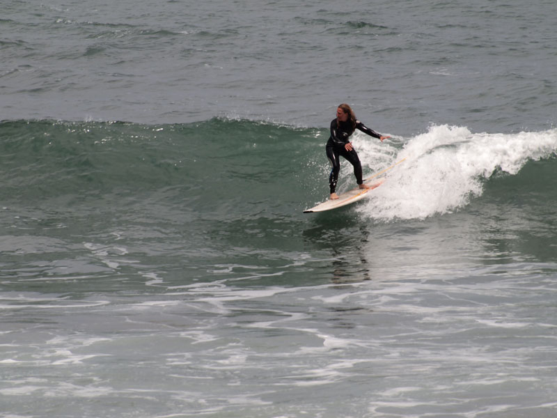 Surfista sobre una ola en Tenerife.