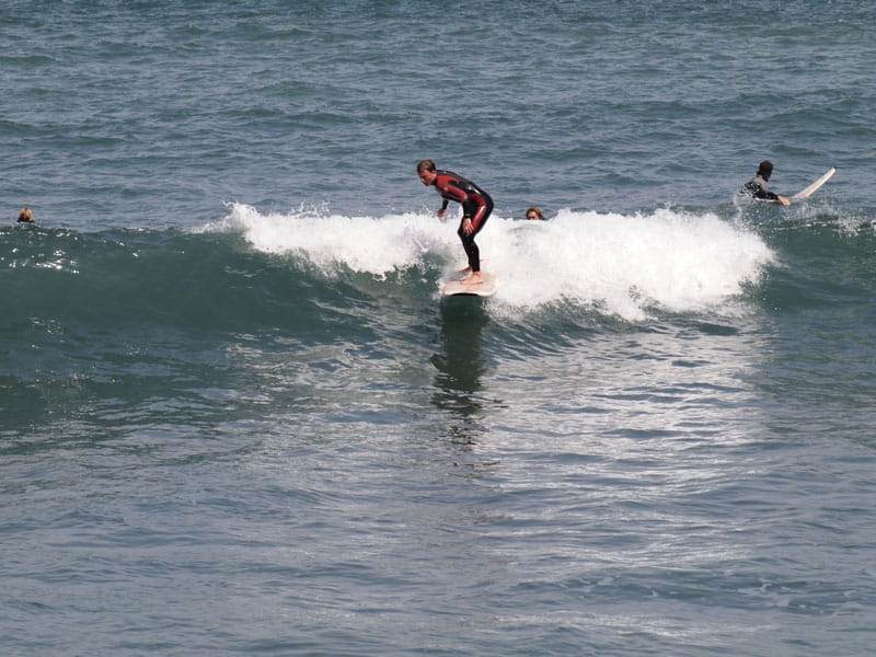 Surfista montando una ola en el mar de Tenerife.
