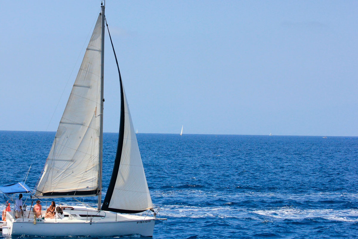 Velero navegando en el mar cerca de Tenerife.