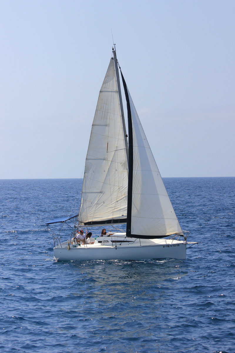 Velero navegando en el mar cerca de Tenerife.