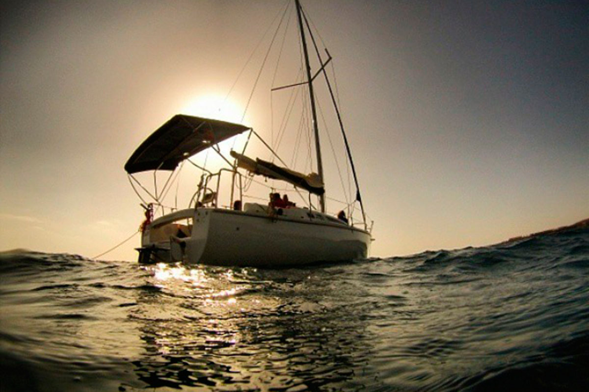 Velero en el mar al atardecer cerca de Tenerife.